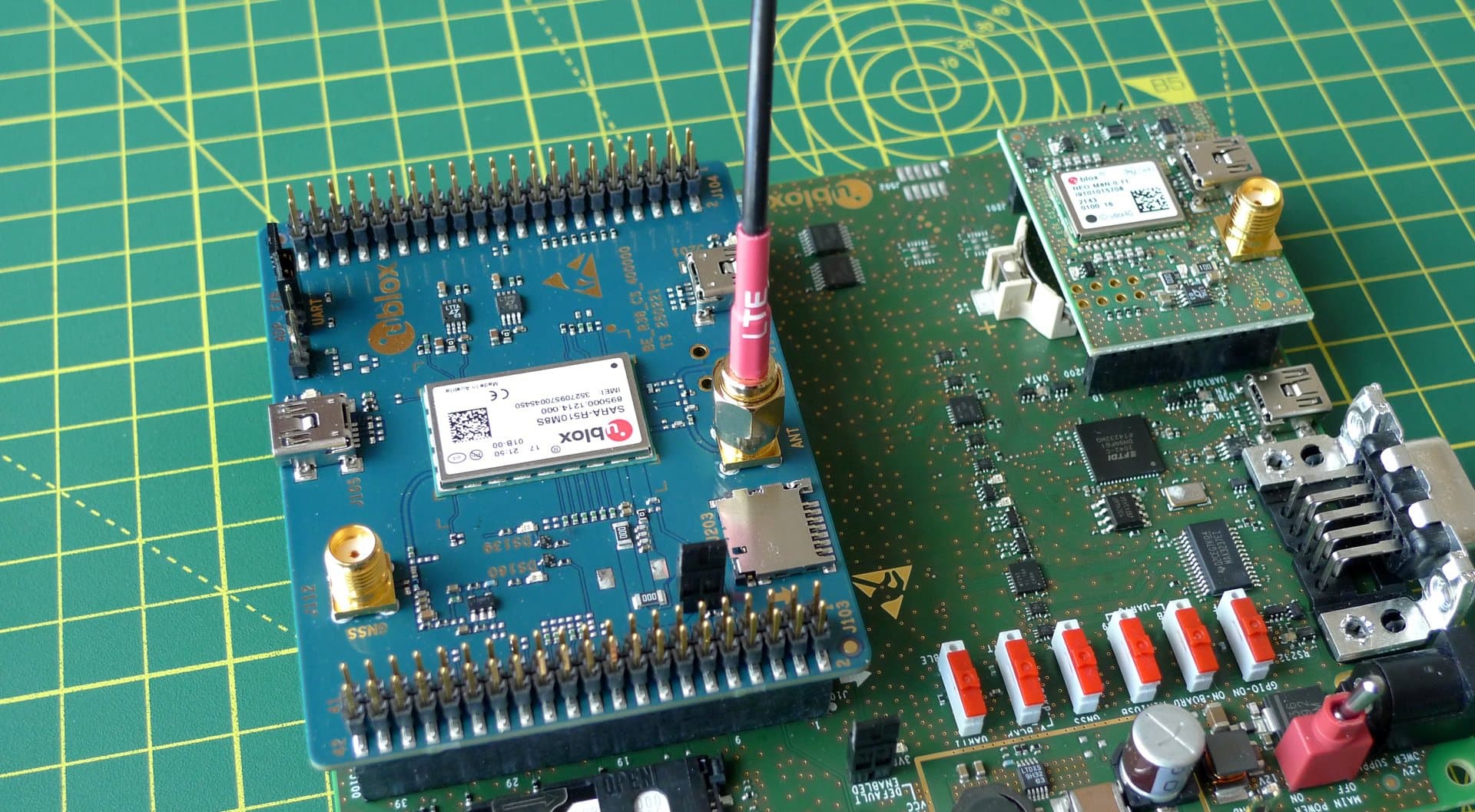 Connect the LTE antenna to the EVK-R5.