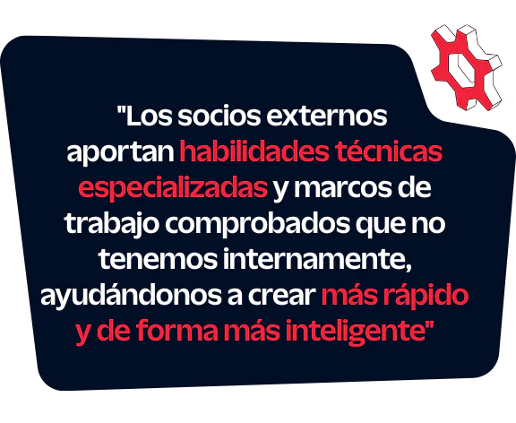 Cita que enfatiza el valor de los socios externos por sus habilidades especializadas y por permitir construir más rápido y de forma más inteligente.